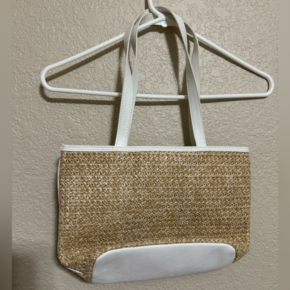 Bueno Weave Flower Tote - Picture 2 of 5